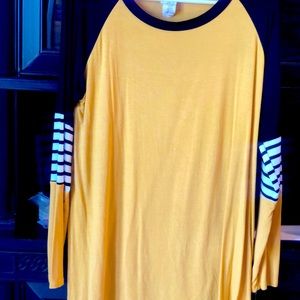 Long sleeve cozy black & yellow T-shirt.